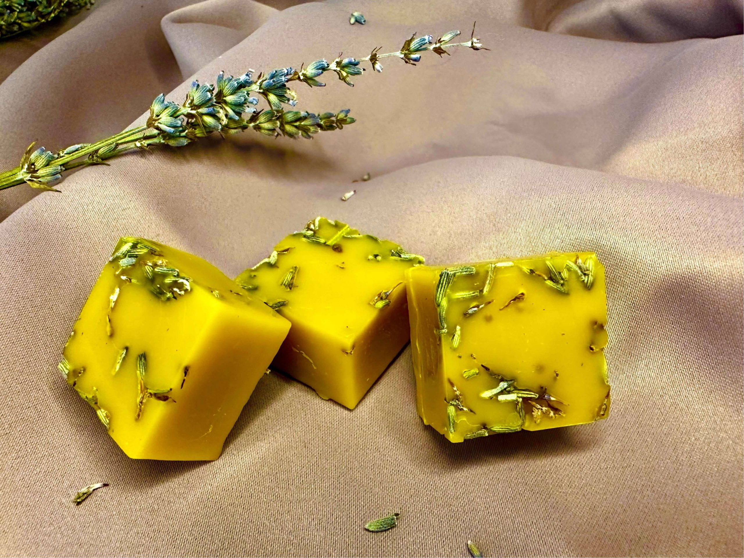 Aroma Vaska kubiciņš eļļas lampai ar Lavandas ziedlapiņām un ēterisko eļļu Aroma Vaska kubiciņš eļļas lampai ar Lavandas ziedlapiņām un ēterisko eļļu