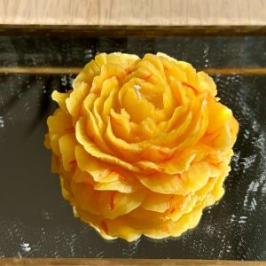 “Peonijas zieds” ar Kliņģerīšu ziedlapiņām OW Svece