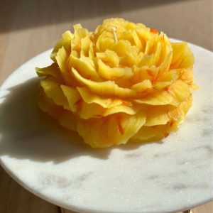 “Peonijas zieds” ar Kliņģerīšu ziedlapiņām Eleganta svece