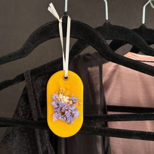 Aromatizēts vasks garderobei-Bišu vasks-kaltētiem ziediem-ražots Latvijā-owsveces.lv