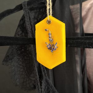 Aroma vasks ar Lavandu-atsvaidzina apģērbu-skapī-kumodē-Bišu vasks-Lavanda-ražots Latvijā-owsveces.lv